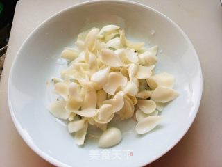 西芹炒百合的做法步骤：2