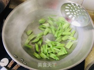 西芹炒百合的做法步骤：3