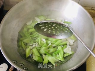 西芹炒百合的做法步骤：4