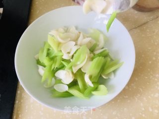 西芹炒百合的做法步骤：5