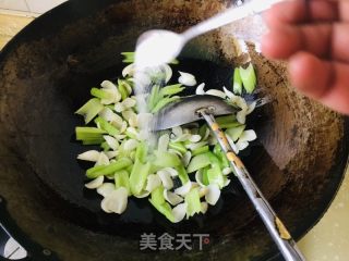 西芹炒百合的做法步骤：8