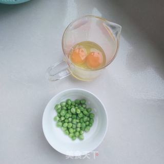 豌豆炒鸡蛋的做法步骤：1