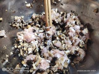 白菜肉末香菇生煎包的做法步骤：3