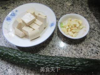 虎皮青瓜炒豆腐的做法步骤：1
