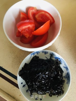 西红柿紫菜蛋花汤的做法步骤：1