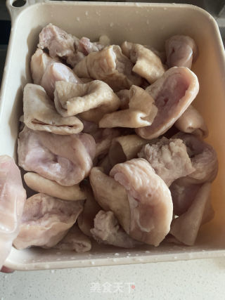 重庆酸菜红烧肉肥肠的做法步骤：1