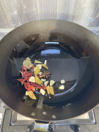 重庆酸菜红烧肉肥肠的做法步骤：5