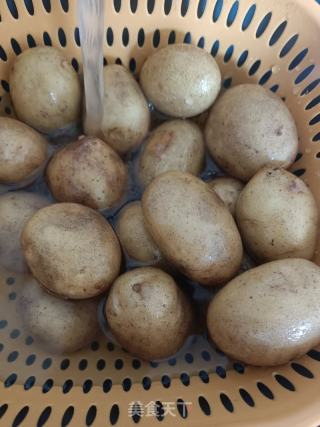 香煎土豆的做法步骤：1