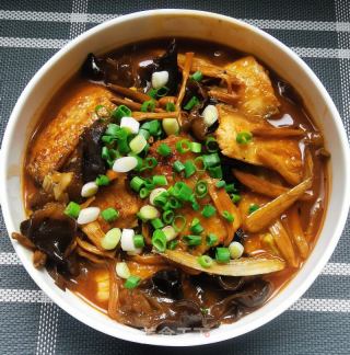 木耳黄花烧带鱼的做法