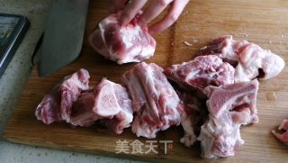 东北酱大骨的做法步骤：1