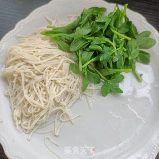 养心菜金针菇拌乌鸡腿的做法步骤：7