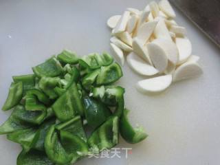 柿子椒圆蛤炒茭白的做法步骤：3