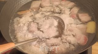 胡萝卜红烧肉的做法步骤：1