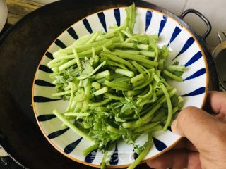 清炒茼蒿的做法步骤：1