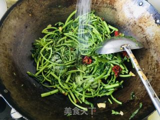 清炒茼蒿的做法步骤：7