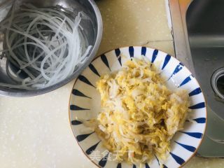酸菜炒粉条的做法步骤：1