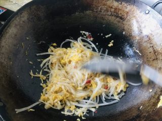 酸菜炒粉条的做法步骤：7