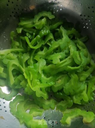 苦瓜炒鸡蛋的做法步骤：1