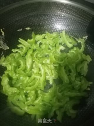 苦瓜炒鸡蛋的做法步骤：4