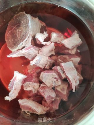 炖牛腩的做法步骤：1
