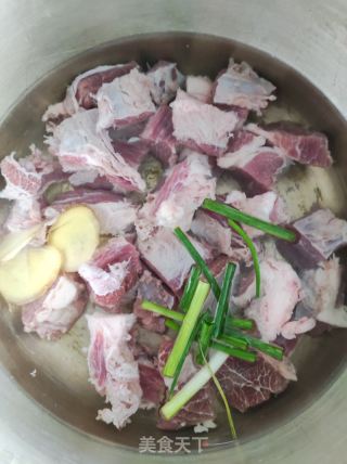 炖牛腩的做法步骤：2