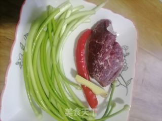 牛肉炒蒜苔的做法步骤：1