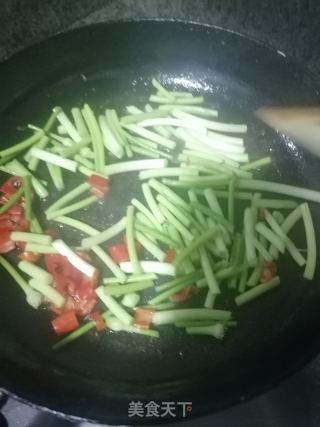 牛肉炒蒜苔的做法步骤：4