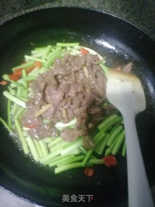 牛肉炒蒜苔的做法步骤：5