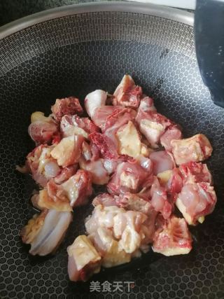 木耳炒鸡的做法步骤：2
