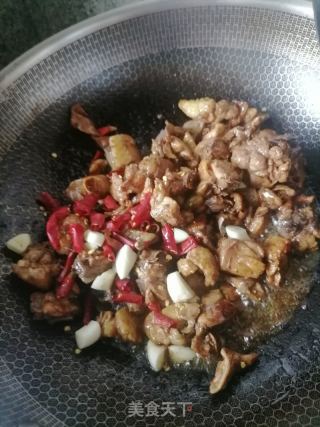 木耳炒鸡的做法步骤：5