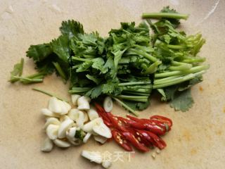 香菜炒鸡蛋的做法步骤：2