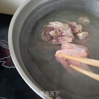 西洋参鸽子汤的做法步骤：3