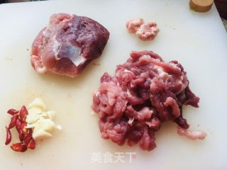 青椒肉丝的做法步骤：2