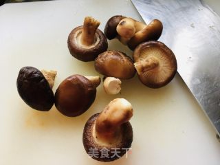 香菇油菜的做法步骤：1