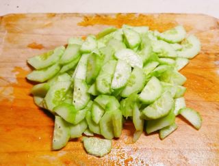 番茄鸡蛋炒黄瓜的做法步骤：1