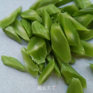 莴笋尖拌鸽胸肉的做法步骤：1
