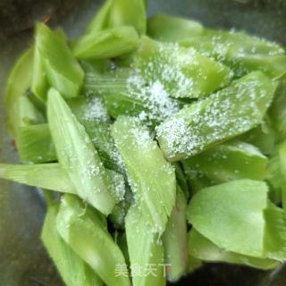 莴笋尖拌鸽胸肉的做法步骤：2