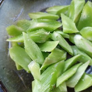 莴笋尖拌鸽胸肉的做法步骤：3