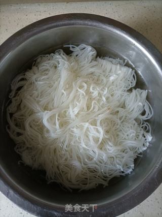 包菜炒米粉的做法步骤：1