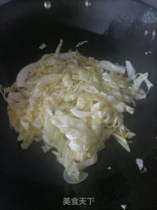 包菜炒米粉的做法步骤：10