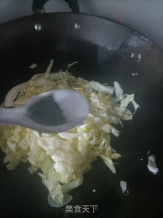 包菜炒米粉的做法步骤：11