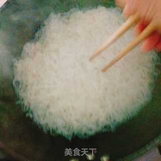 鸡蛋炒湖南米粉的做法步骤：2