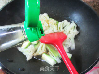 西葫芦炒花菜的做法步骤：7