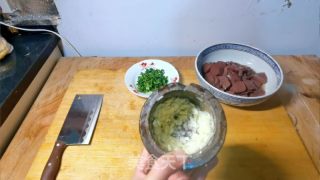 辣子蒜羊血的做法步骤：2