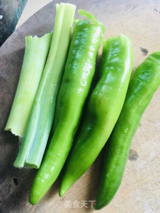 椒丝炒蛋的做法步骤：3