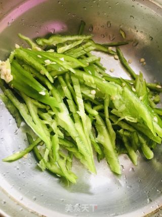 椒丝炒蛋的做法步骤：4