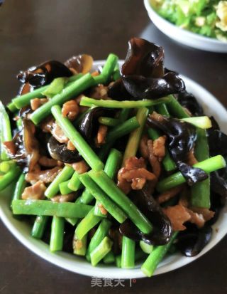 黑木耳蒜苔炒肉丝的做法
