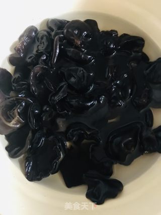 黑木耳蒜苔炒肉丝的做法步骤：1