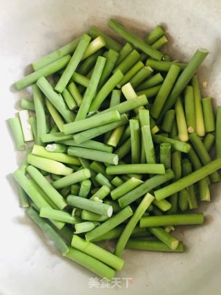 黑木耳蒜苔炒肉丝的做法步骤：2