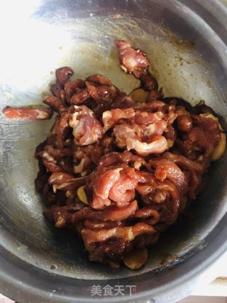 黑木耳蒜苔炒肉丝的做法步骤：3